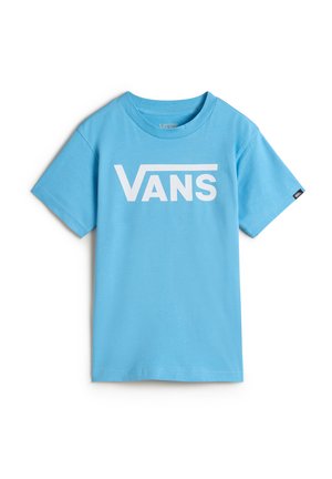 Hellblaues Baumwoll-T-Shirt mit kurzen Ärmeln, das ein großes weißes "VANS"-Logo auf der Vorderseite und ein kleines Logoschild an der Seite hat.