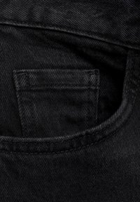 Tasca in denim nero con taglio dritto. Presenta cuciture visibili, un bordo pulito e una superficie liscia, senza motivi o decorazioni visibili.