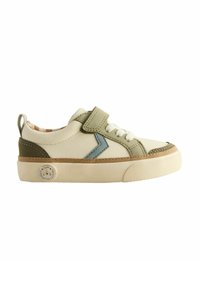Beige sneakers med grønne detaljer, gummisål, rund tå, snørebånd og velcro-lukning, med et blåt. sideemblem og mønstret foring indeni.