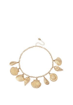 Bransoletka z zawieszkami w złotym odcieniu z dziewięcioma różnorodnymi zawieszkami w kształcie muszli na łańcuszku z regulowanym zapięciem.
