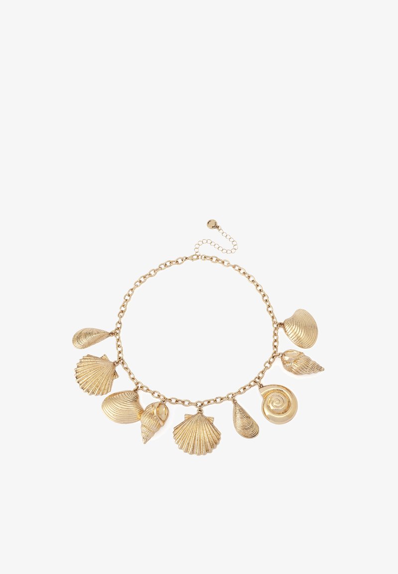 Bracelet à breloques doré avec neuf pendentifs variés en forme de coquillage sur une chaîne avec fermoir ajustable.