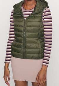 ONLY Petite Väst - dark green
