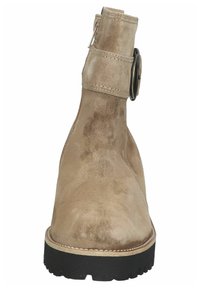 Stivale alla caviglia in suede beige con punta rotonda, ampia fascia attorno alla caviglia, grande dettagli in fibbia metallica e suola in gomma nera texturizzata.