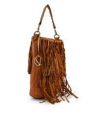 Braune Lederhandtasche mit langen, kaskadierenden Fransen. Mit einem geflochtenen Schultergurt und einem runden Metallelement. Mit Reißverschluss.