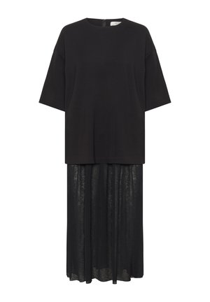 Crna slojevita haljina s kratkim rukavima; gornji dio je od čvrste tkanine, donji je proziran i lepršav. Ima okrugli izrez i zatvarač na leđima.