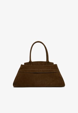 Sac à main en daim marron foncé de forme trapézoïdale large, avec deux poignées et un rabat horizontal sur le devant.