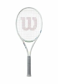 Raqueta de tenis con un marco blanco, un agarre texturizado en gris y el logotipo rojo de "Wilson" en la parte de las cuerdas. Presenta una forma ovalada estándar y cuerdas de malla.