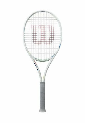 Tennisschläger mit einem weißen Rahmen, einem grauen strukturierten Griff und einem roten "Wilson"-Logo auf der Saite. Verfügt über eine standardisierte ovale Form und eine Netzbespannung.