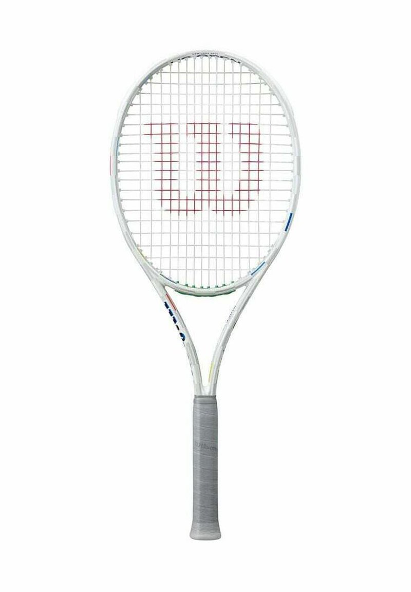 Raqueta de tenis con un marco blanco, un agarre texturizado en gris y el logotipo rojo de "Wilson" en la parte de las cuerdas. Presenta una forma ovalada estándar y cuerdas de malla.