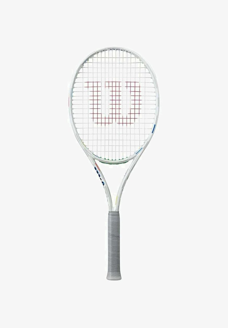 Raqueta de tenis con un marco blanco, un agarre texturizado en gris y el logotipo rojo de "Wilson" en la parte de las cuerdas. Presenta una forma ovalada estándar y cuerdas de malla.
