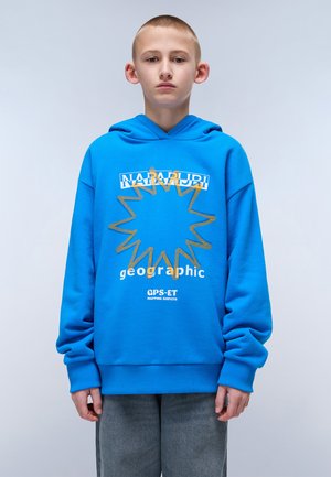 Sudadera azul hecha de un tejido suave, con un gráfico frontal que presenta un diseño de estallido de sol en dorado, texto de gran tamaño con el logo, y puños de canalé.
