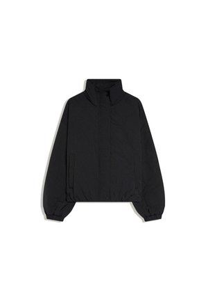 Črna puhasta jakna z visokim ovratnikom, sprednjimi gumbi na pritiskače, elastičnimi manšetami in stranskimi žepi, zasnovana za hladno vreme.