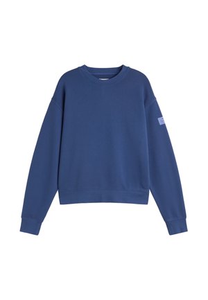 Blauwe sweater met lange mouwen en ronde hals, met geribbelde boorden en zoom, voorzien van een klein rechthoekig label op de linkerbovenarm.