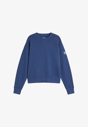 Blauwe sweater met lange mouwen en ronde hals, met geribbelde boorden en zoom, voorzien van een klein rechthoekig label op de linkerbovenarm.