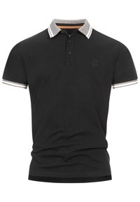 Schwarzes Poloshirt mit hellgrauem, strukturiertem Kragen und weißen Streifen an den Ärmeln. Verfügt über drei Knöpfe und ein dezentes Logo auf der Brust.