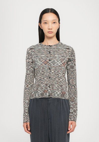 Cardigan en tricot à manches longues avec un motif multicolore dans des tons terreux, encolure ronde et fermeture par boutons sur le devant. Tissu texturé.