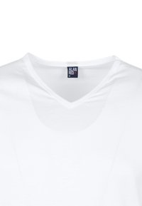 Witte v-hals t-shirt gemaakt van zachte stof. Voorzien van een label met "ALAN RED" branding. Eenvoudig, strak ontwerp zonder extra patronen of accenten.