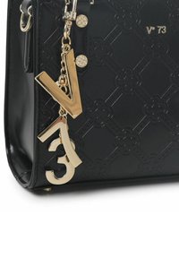 Zwarte leren handtas met een geperst geometrisch patroon, gouden hardware en een charme met "V" en "73". Soepele textuur en gestructureerd ontwerp.