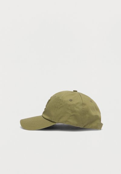 Gorra de béisbol verde oliva con visera curva y correa ajustable, mostrada de lado sobre un fondo blanco liso.
