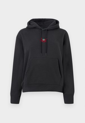 Sweat à capuche noir avec poche ventrale avant et petite fleur rouge avec des yeux verts brodée au centre de la poitrine.
