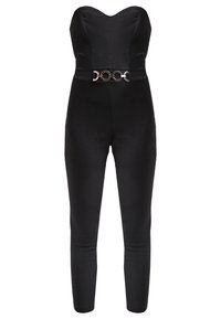 Combinaison noire bustier avec un corsage ajusté, des jambes fines et une ceinture décorative en maillons de chaîne à la taille.