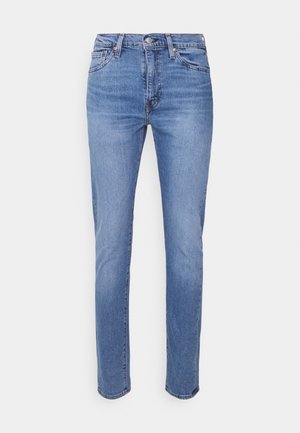 Svjetloplave traperice s ravnim nogavicama, pet džepova, zatvaranje na gumbe sprijeda i suptilno izblijedjenje duž bedara.