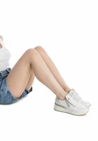 Zapatillas blancas con parte superior texturizada, diseño de cordones y suela en tono beige contrastante. Detalle de cremallera lateral que agrega un acento único.
