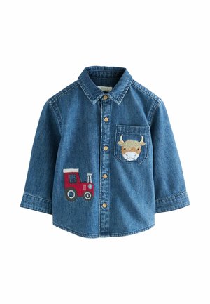 Denim srajca s ovratnikom, dolgimi rokavi, z vezenino rdečega traktorja in visokogorske krave na prsnem žepu. Zapiranje na gumbe spredaj.