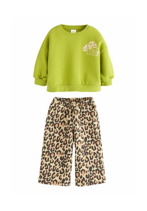 Groene sweatshirt met korte mouwen en een paddestoelafbeelding. Relaxed-fit broek met luipaardprint, elastische tailleband en strik.