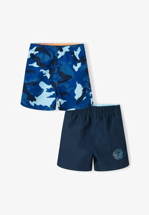 Deux paires de maillots de bain : l'une avec des motifs camouflage bleus et l'autre en bleu marine uni, avec une taille élastique et un détail de logo.