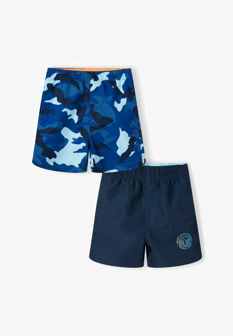 Dva páry plaveckých šortiek: jedny s modrými kamuflážnymi vzormi a druhé v jednej námornej farbe, s elastickým pásom a detailom loga.