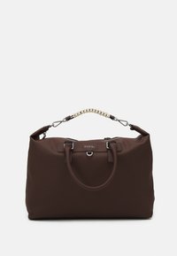 Sac à main synthétique marron au design structuré, avec deux poignées supérieures, une bandoulière tressée détaillée, et un accent logo argenté.