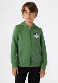 Felpa verde con zip, dotata di tasca frontale e di una grafica di un astronauta sul lato sinistro del petto. Realizzata in tessuto morbido e caratterizzato da una texture, con polsini a coste.