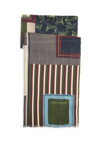 Bufanda estampada con varios colores: azul oscuro, verde, burdeos y crema. Destaca por sus estampados combinados, rayas y textura suave.