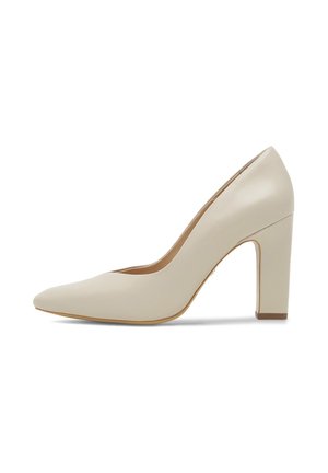 Zapato de salón beige de tacón alto con punta fina, parte superior de cuero liso y tacón ancho y grueso. Diseño sin costuras y detalles mínimos.