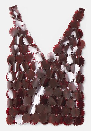 V-nyakú felső, átfedő, fényes burgundi szirmokból készült, ezüst hardware-rel összekötve, textúrált felülettel és könnyű kialakítással.