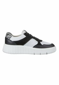 Baskets blanches et noires avec une semelle en caoutchouc texturé, présentant un dessus en cuir et en daim, et un motif rayé au niveau du talon.