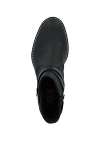 Bota de cuero negra hasta el tobillo con puntera redondeada, costuras mínimas, cremallera lateral y una correa decorativa con una hebilla de metal.