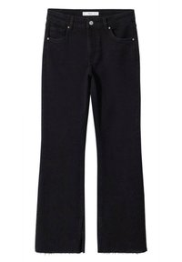 Vaqueros de mezclilla negros acampanados con una cintura alta, que presentan bolsillos frontales, costuras en contraste y dobladillos deshilachados en las aberturas.