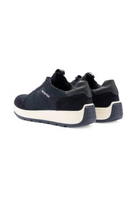 Dunkelblaue Sneakers aus einer Kombination von Mesh und Wildleder, mit einer weißen Zwischensohle und einer strukturierten Gummisohle. Mit einem GORE-TEX-Label ausgestattet.
