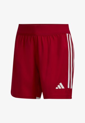 Shorts de sport rouges en tissu léger. Comprend une taille élastique, un design à trois bandes blanches sur les côtés et un logo sur le bas à l'avant.