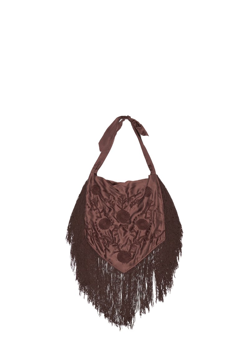 Brązowy jedwabny szalik z kwiatowym haftem i długimi frędzlami, o trójkątnym kształcie i troczkach do bezpiecznego noszenia.