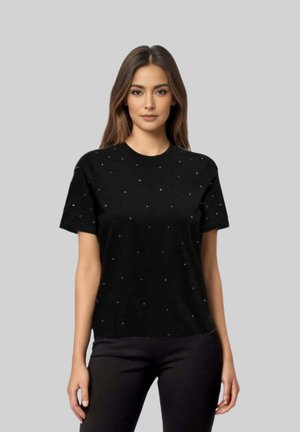 Camiseta negra de manga corta con cristales dispersos, fabricada en una tela suave y de corte relajado. Textura suave y escote redondo.
