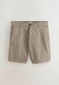 Shorts beiges pour homme, coupés sur mesure, avec passants de ceinture, bouton devant, braguette zippée et poches latérales sur fond blanc.