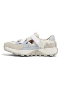 Zapatillas en gris claro y azul con parte superior de tela texturizada, cuello acolchado, correas de velcro y una suela gruesa y resistente para mayor tracción.