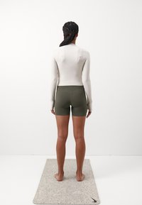 Nike Performance ZENVY SHORT - Leggings - cargo khaki/black
