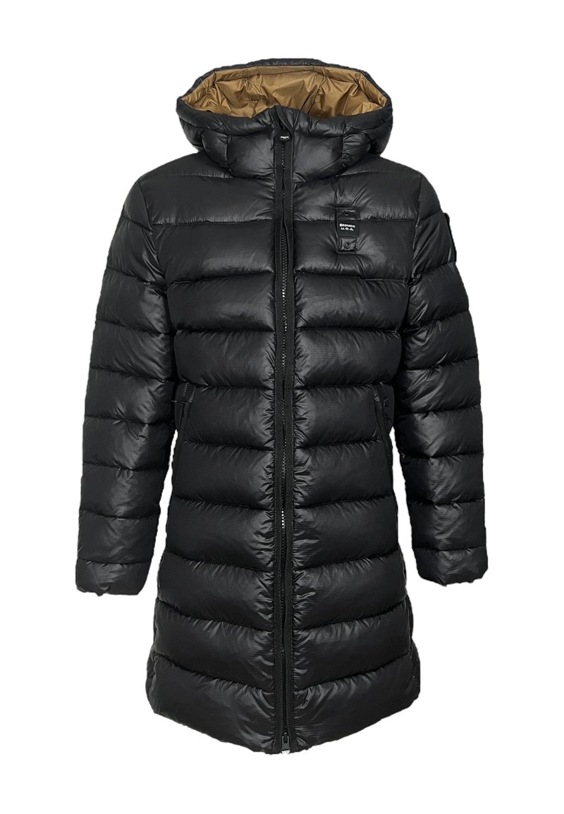 Sort pufferjakke med hætte, der har lynlås, lodret quiltet design og guld indvendig foer. Inkluderer et lille logo patch.