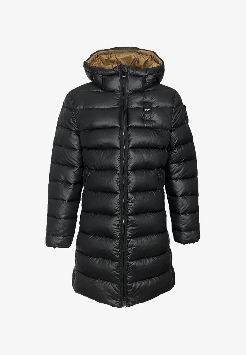 Sort pufferjakke med hætte, der har lynlås, lodret quiltet design og guld indvendig foer. Inkluderer et lille logo patch.