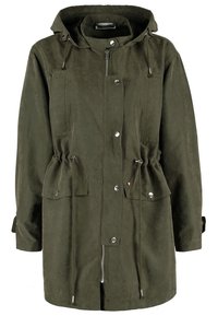 Olivově zelená bunda s kapucí, která má stahovací pas, zip a patentky, a několik předních kapes se stříbrnými akcenty.