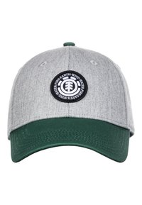 Szara i zielona czapka baseballowa z okrągłą czarno-białą naszywką z symbolami i słowami: Ziemia, Wiatr, Woda, Ogień.